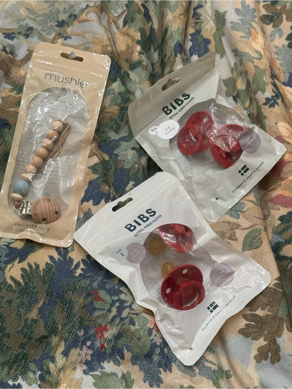 Set off 3/ Mushie pacifier clip and BIBS Pacifier
